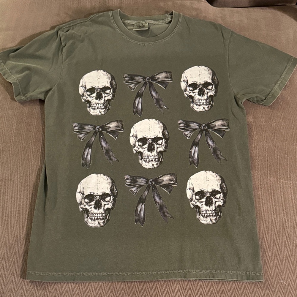 Green Skull & Bow Comfort Colors Tee - NEW!